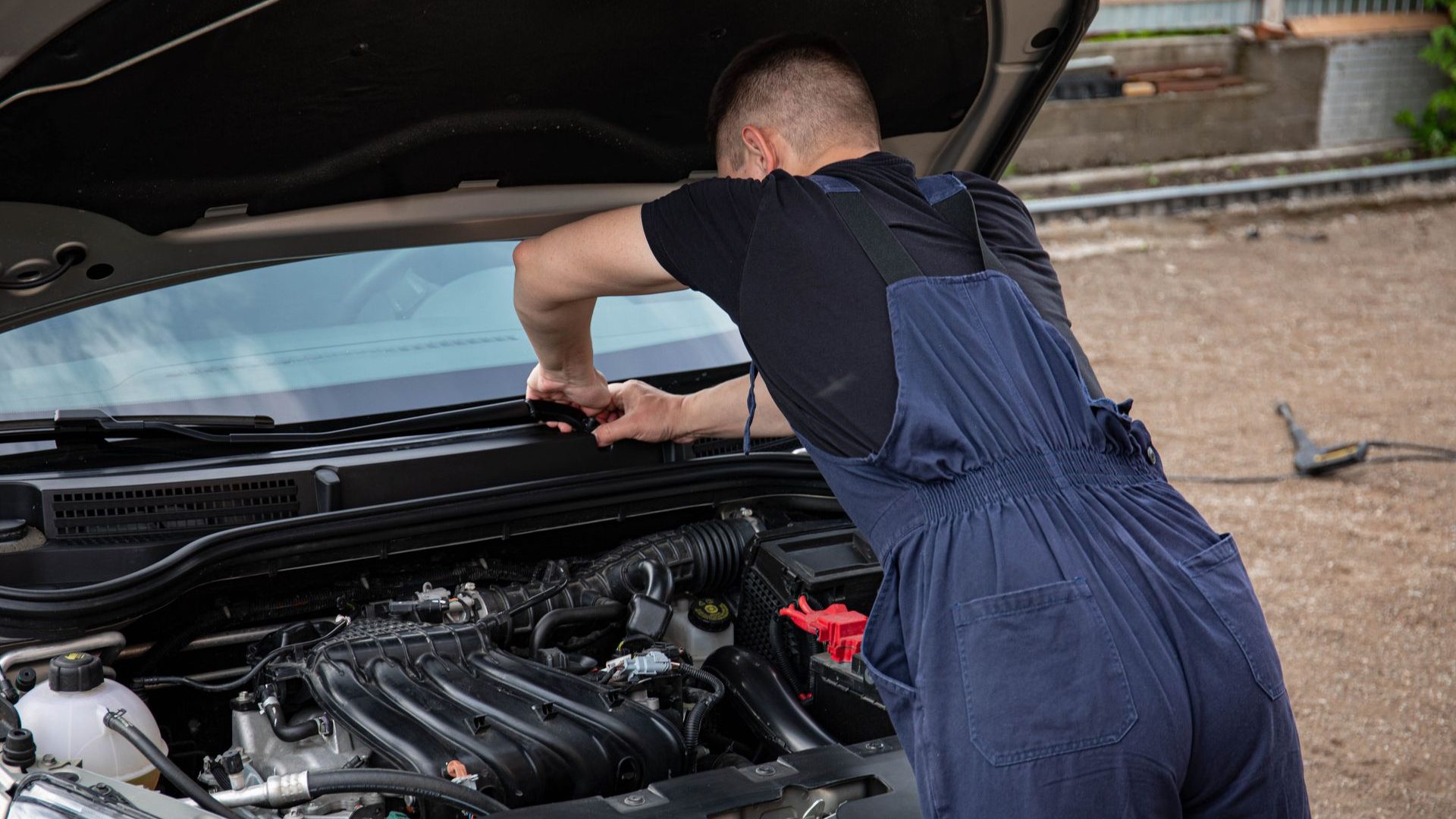 Mechaniker bei der Motorraum-Diagnose mit geöffneter Motorhaube