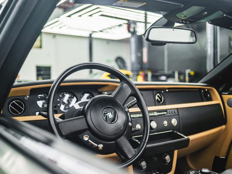 Gereinigtes Fahrzeuginterieur nach der Autoaufbereitung