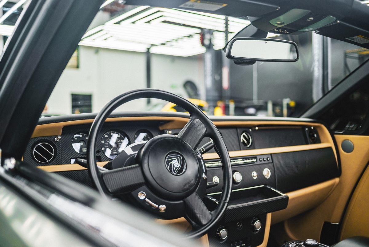Gereinigtes Fahrzeuginterieur nach der Autoaufbereitung