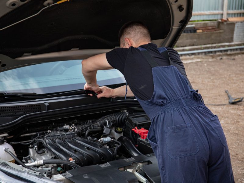 Kfz-Mechaniker bei der Inspektion unter der Motorhaube